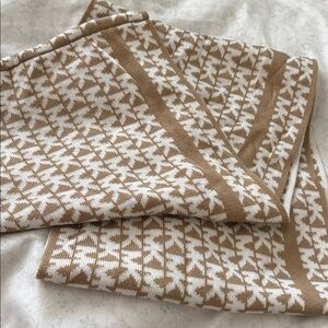 NWOT MICHAEL KORS Tan & White Knitted Scarf Wrap